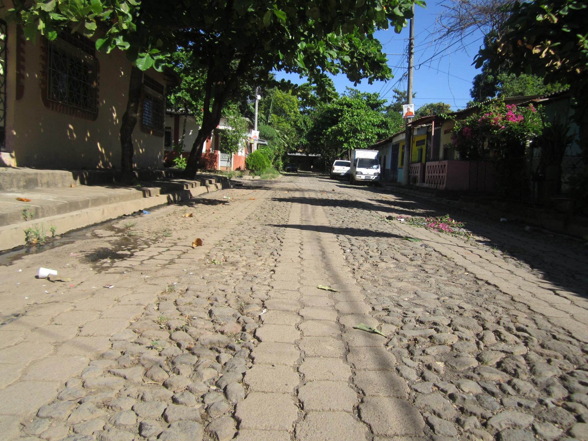 Reparación de adoquinado en calle de Colonia Santa Clara