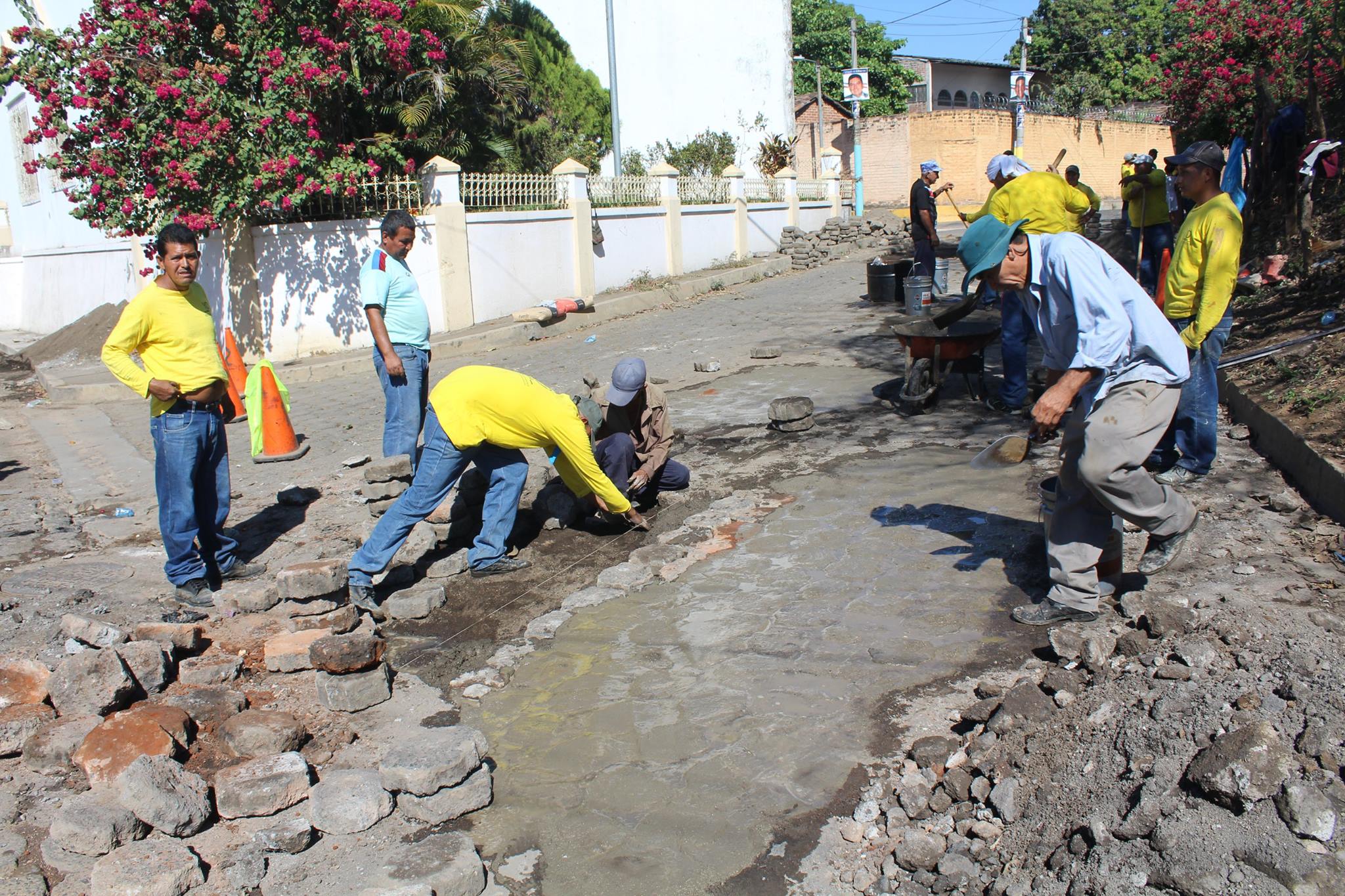 Trabajos de Re adoquinado en la 13 Calle Oriente