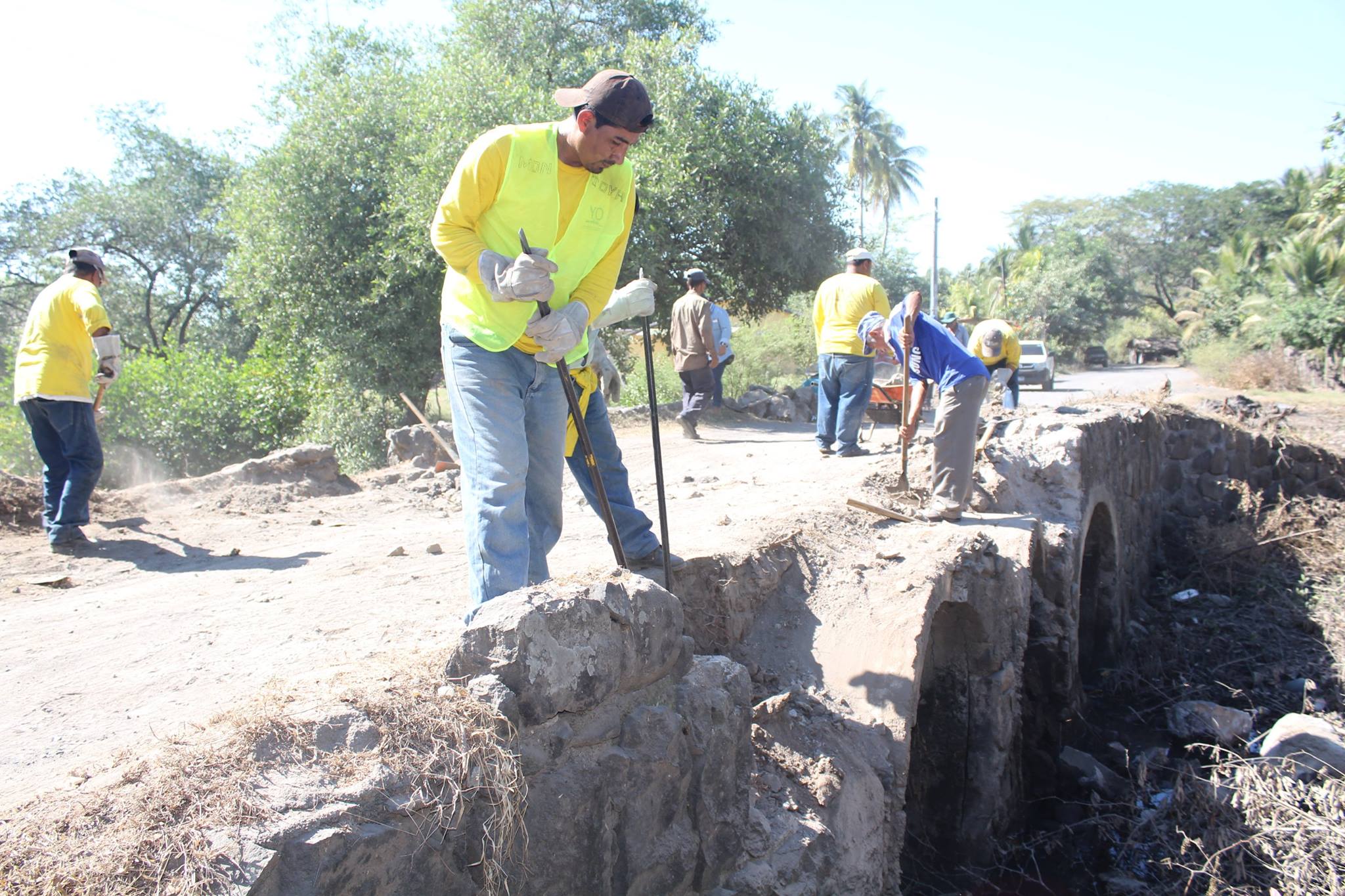 Construcción de Puente en Puerto El Flor de Cantón Puerto Parada