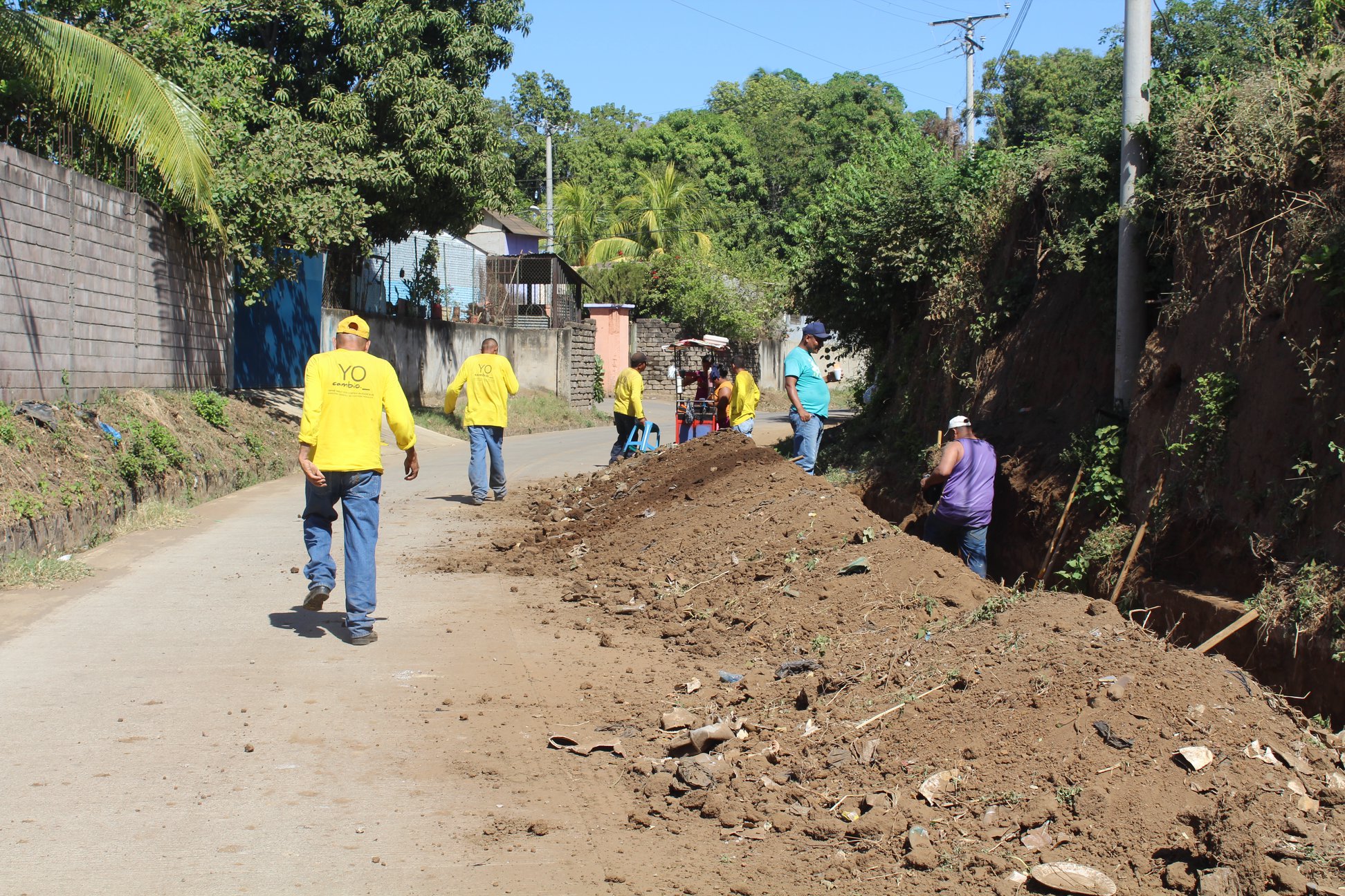 Trabajos de limpieza de cunetas en calle que conduce a cantón Santa Barbara,