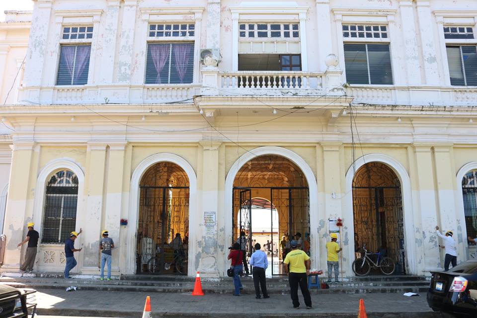 trabajos de restauración, como parte del proyecto Pintura y Reparación Superficial (Resane) de las Paredes del Palacio Municipal de Usulután.