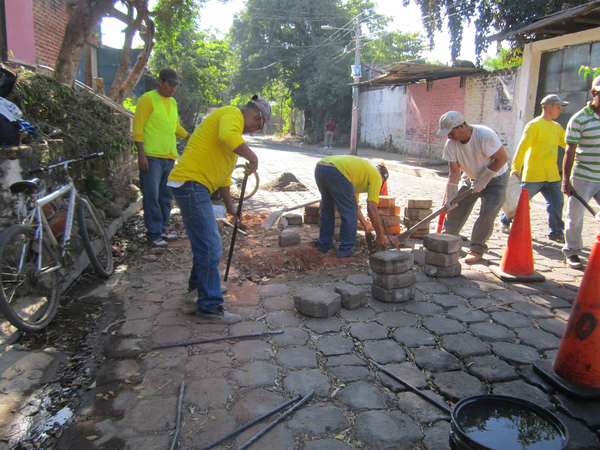 Trabajos en la 13º Calle Oriente Barrio el Calvario,