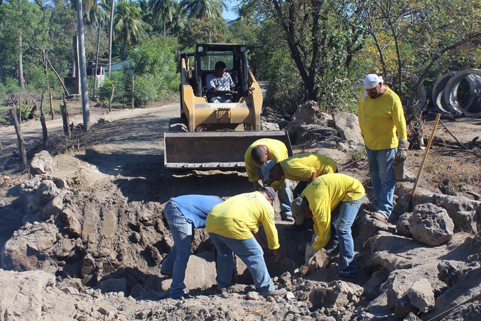 Continua la reconstrucción del puente en Puerto El Flor