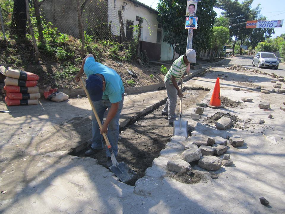 Re adoquinado en el tramo de final Avenida Gregorio Melara, al sur de Iglesia el Calvario.