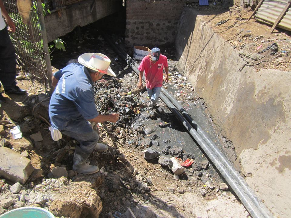 Trabajos de reparación de canaleta para evacuación de aguas lluvias y grises