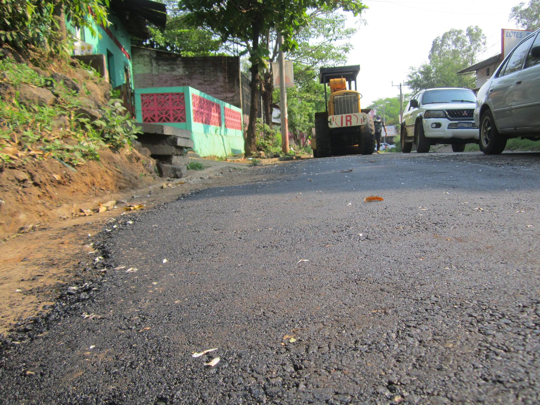 Reparación de baches en calle que conduce al Municipio de San Dionisio