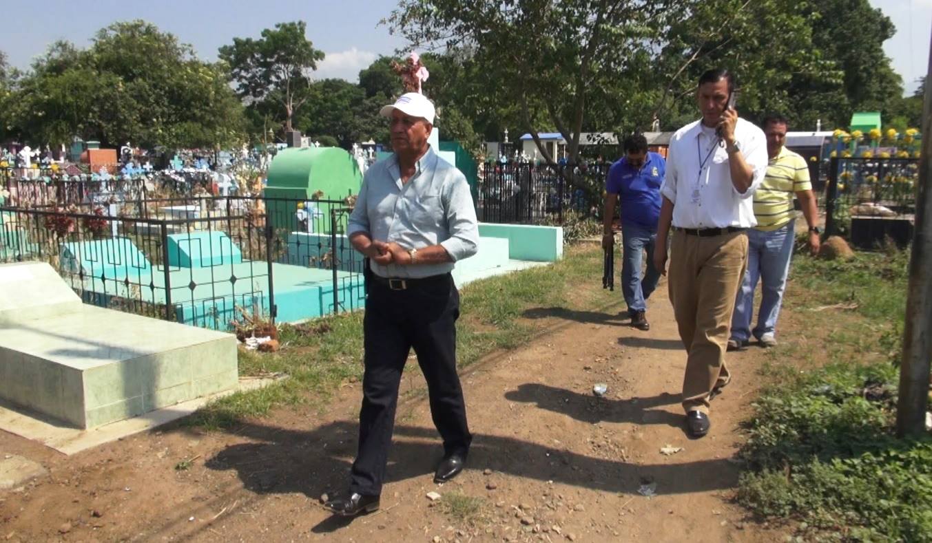 Trabajando desde tempranas horas de la mañana en el Cementerio Municipal