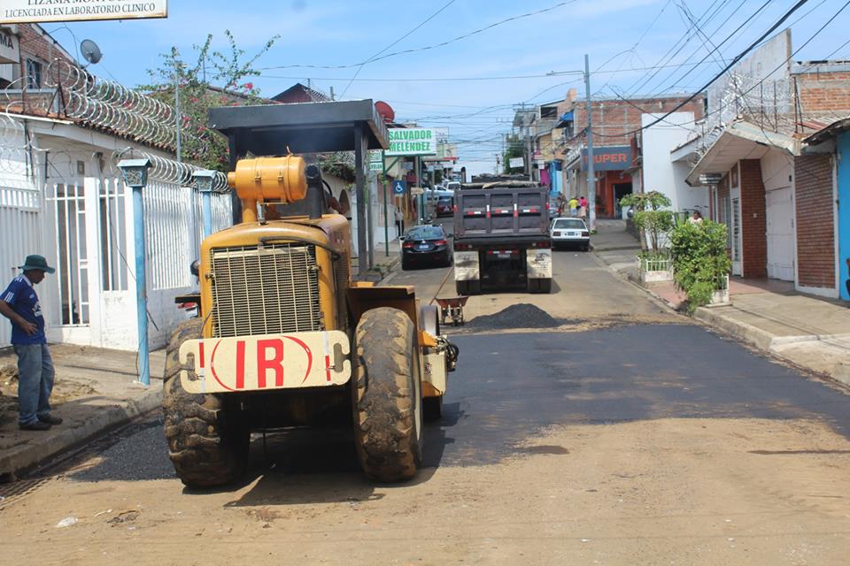 El Gobierno Municipal de Usulután, finalizó los trabajos de limpieza de suelo y colocación de mezcla asfáltica en caliente sobre la 2ª Calle Poniente, asi mismo Gobierno de Usulután trabajando para servirte mejor
