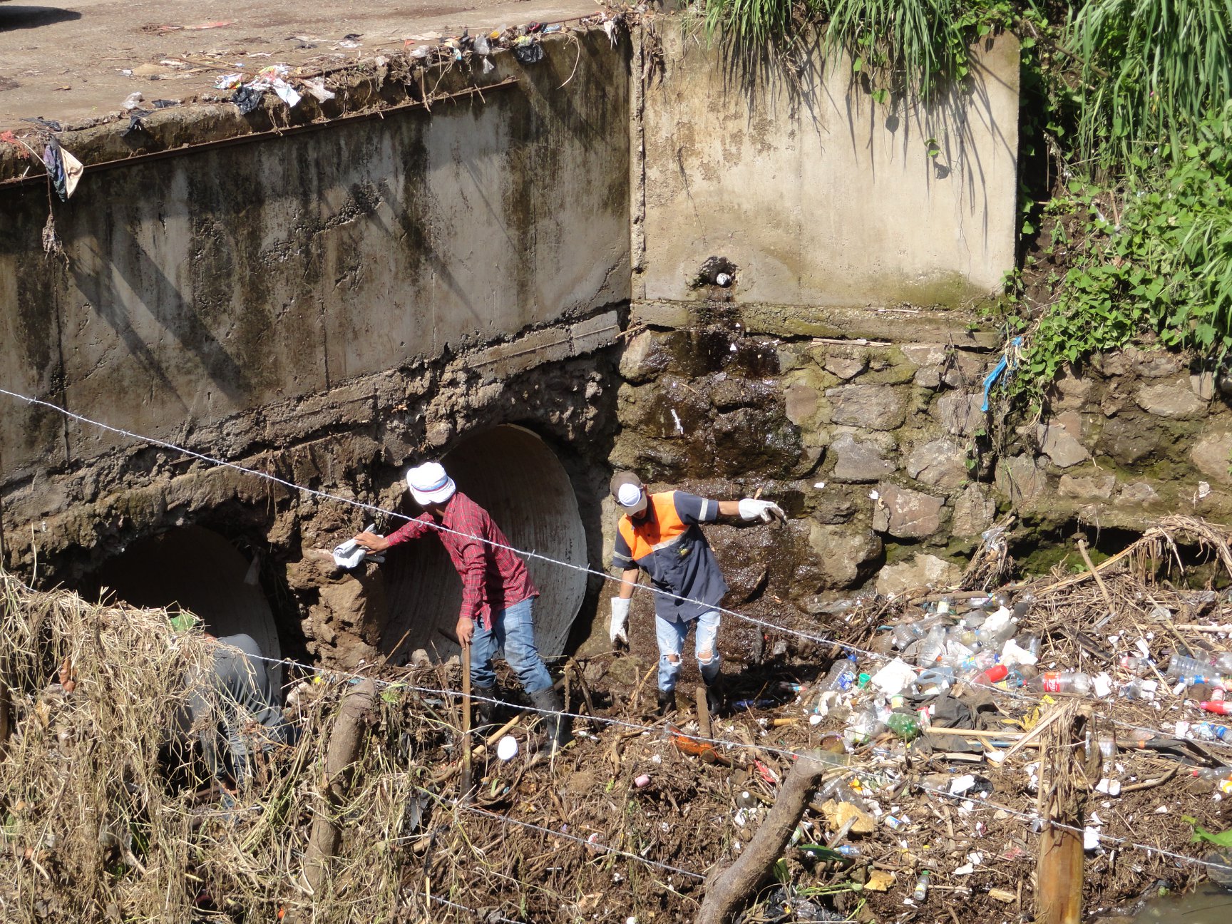 Desalojo de basura y escombros en puente de residencial Las Veraneras