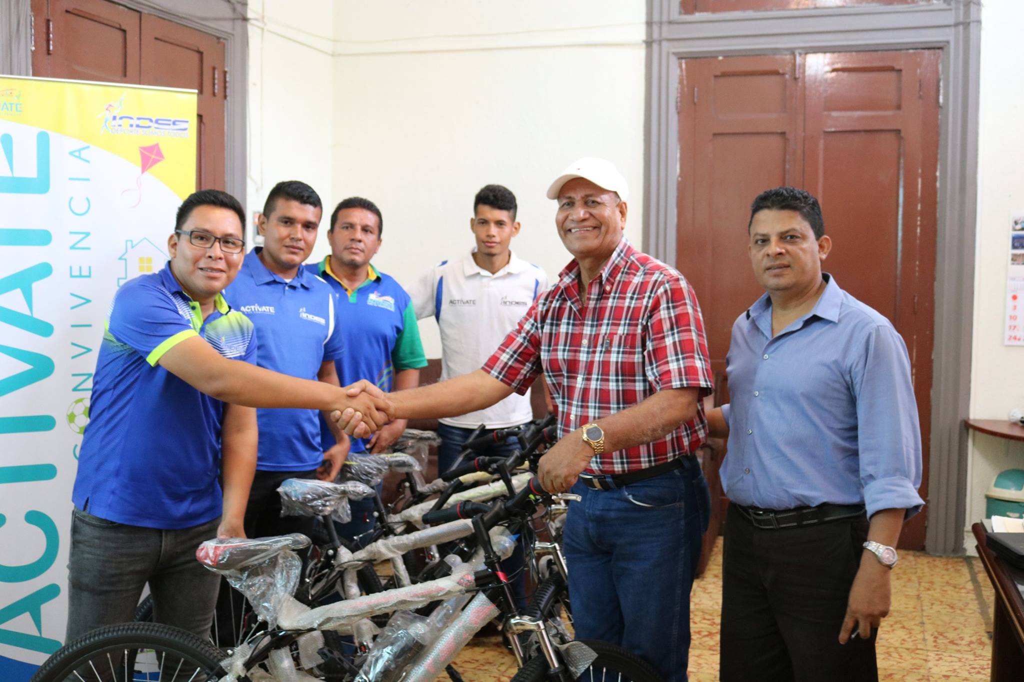 Concejo Municipal recibió del personal de INDES, programa ACTIVATE un lote de 14 bicicletas