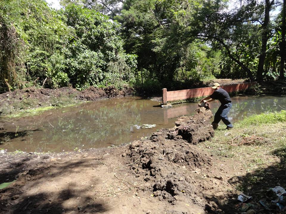 Trabajos de Limpieza y drenaje en el nacimiento de agua que se encuentra ubicado en comunidad la poza
